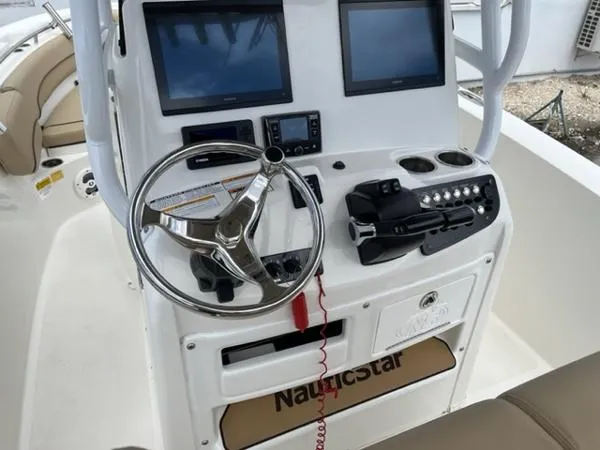 Slide: The Image of NauticStar 2602 Legacy 2020 - 8