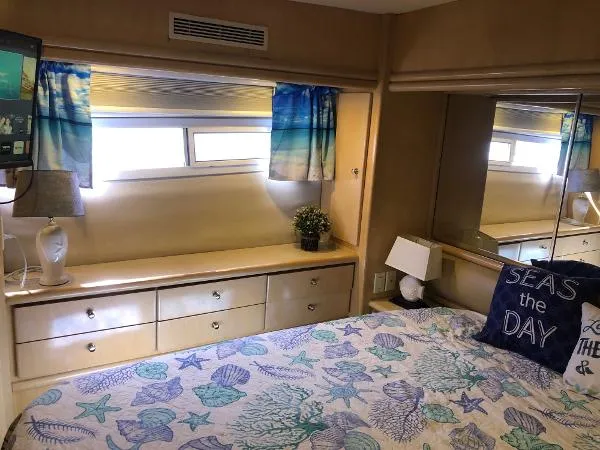 Slide: The Image of Carver Yachts 500 Cockpit Motor Yacht 1997 - 10
