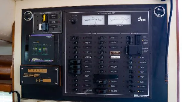Slide: The Image of Albin 32 + 2 Command Bridge 1997 - 7