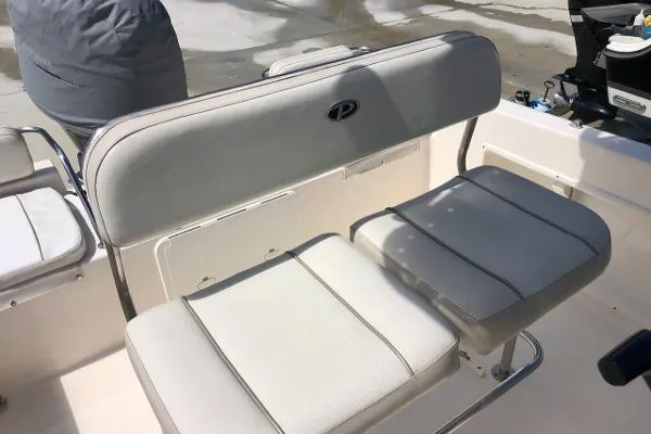Slide: The Image of Pursuit C 200 Center Console 2012 - 9