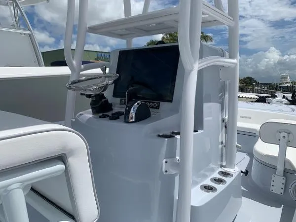 Slide: The Image of Contender 25 Bay 2022 - 10