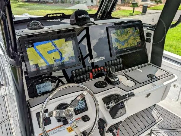 Slide: The Image of Everglades 355 Center Console 2018 - 4