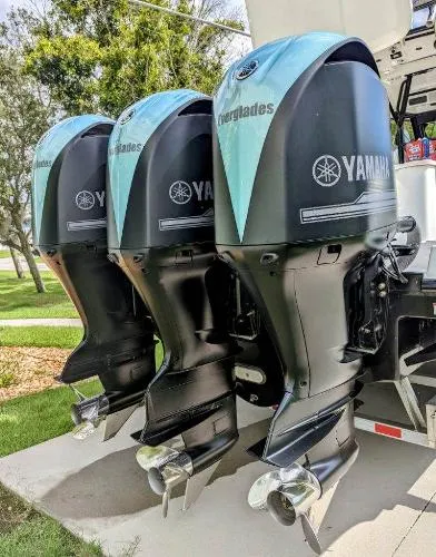 Slide: The Image of Everglades 355 Center Console 2018 - 5