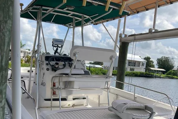 Slide: The Image of Boston Whaler 220 Dauntless 2000 - 1