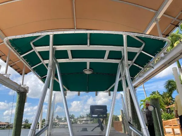 Slide: The Image of Boston Whaler 220 Dauntless 2000 - 2