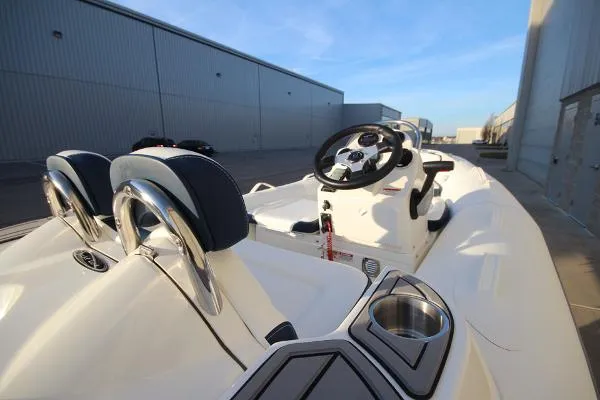Slide: The Image of Zodiac Yachtline 400 DL NEO GL Edition 50hp In Stock 2022 - 6
