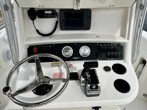 Slide: The Image of Boston Whaler 240 Outrage 2003 - 10