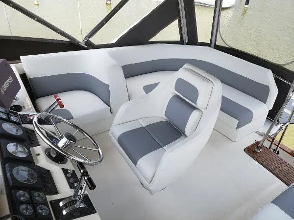 Slide: The Image of Bayliner 3888 Motoryacht 1990 - 11