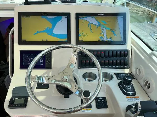 Slide: The Image of Boston Whaler 345 Conquest 2021 - 10