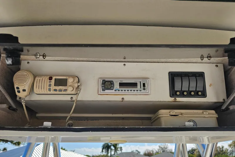 Slide: The Image of 1996 Mako 231 Center Console dashboard with radio and control panel. - 19