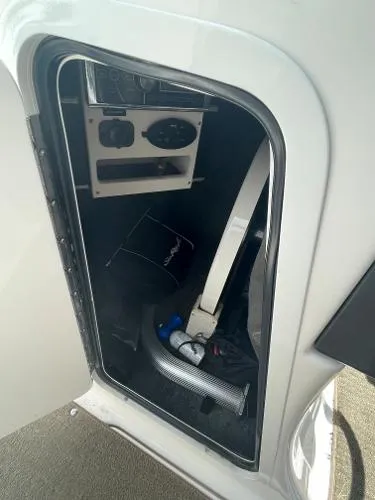 Slide: The Image of Sea Ray 240 Sundeck Outboard 2014 - 11