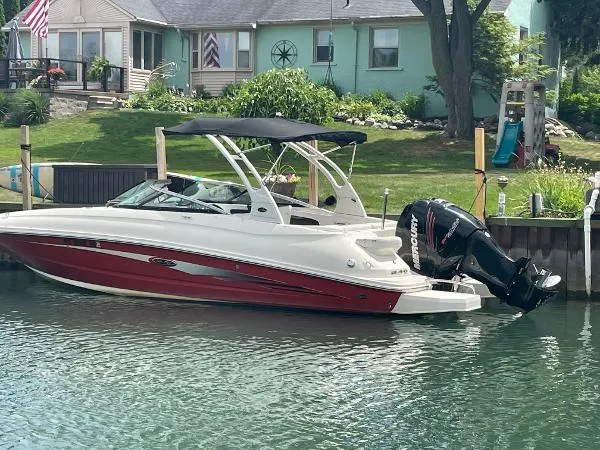 Slide: The Image of Sea Ray 240 Sundeck Outboard 2014 - 3