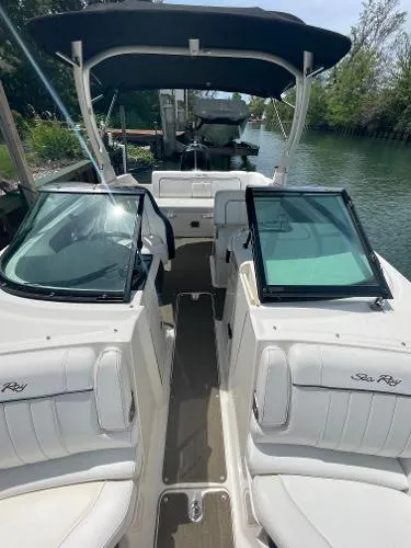 Slide: The Image of Sea Ray 240 Sundeck Outboard 2014 - 4