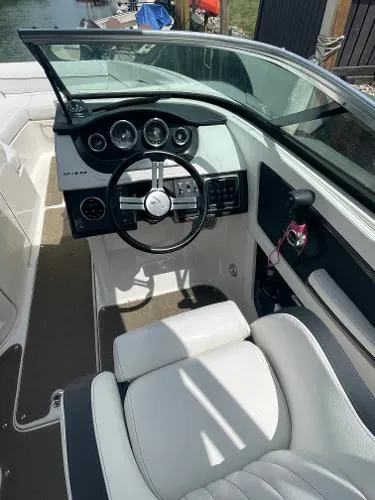 Slide: The Image of Sea Ray 240 Sundeck Outboard 2014 - 5