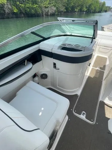 Slide: The Image of Sea Ray 240 Sundeck Outboard 2014 - 6