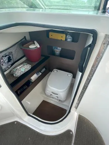 Slide: The Image of Sea Ray 240 Sundeck Outboard 2014 - 7