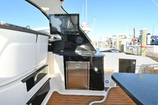 Slide: The Image of Sea Ray 370 Sundancer 2016 - 9