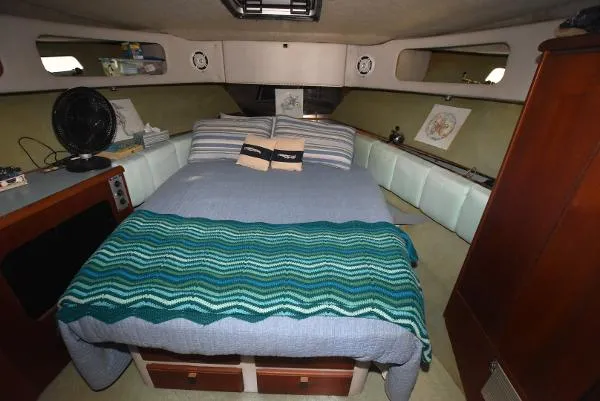 Slide: The Image of Bayliner 3870 1988 - 11