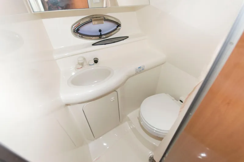 Slide: The Image of Interior of 2006 Maxum 2600 SE with sink and toilet. - 13