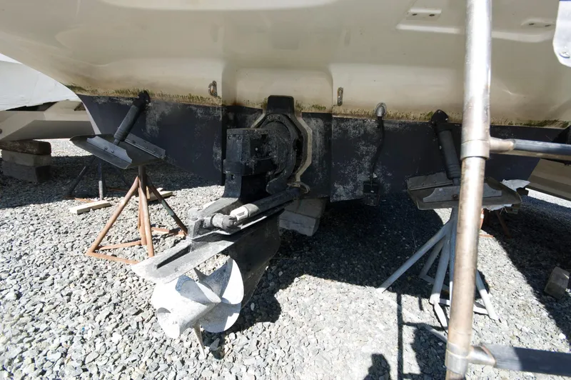 Slide: The Image of Rear view of a 2006 Maxum 2600 SE boat on stands. - 15