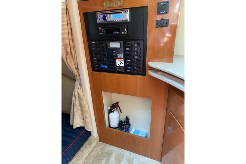 Slide: The Image of 2006 Maxum 2600 SE boat interior with control panel and fire extinguisher. - 26