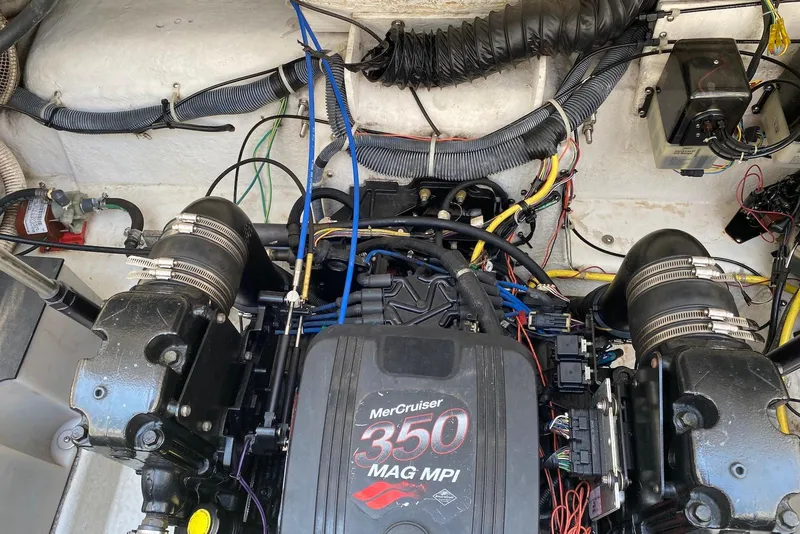 Slide: The Image of Engine compartment of a 2006 Maxum 2600 SE with MerCruiser 350 MAG MPI. - 43