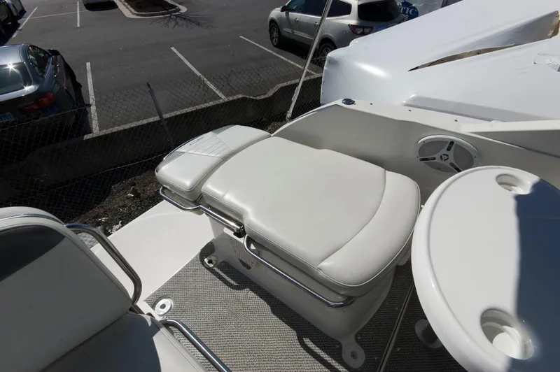 Slide: The Image of Interior of a 2006 Maxum 2600 SE boat with white seating. - 7