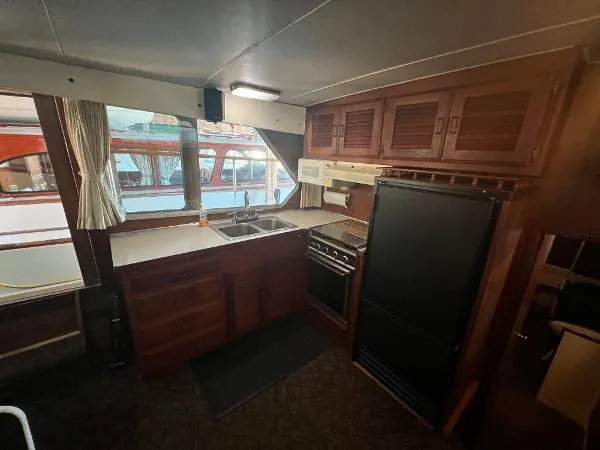 Slide: The Image of Tollycraft 40 Tri-Cabin MY 1977 - 5