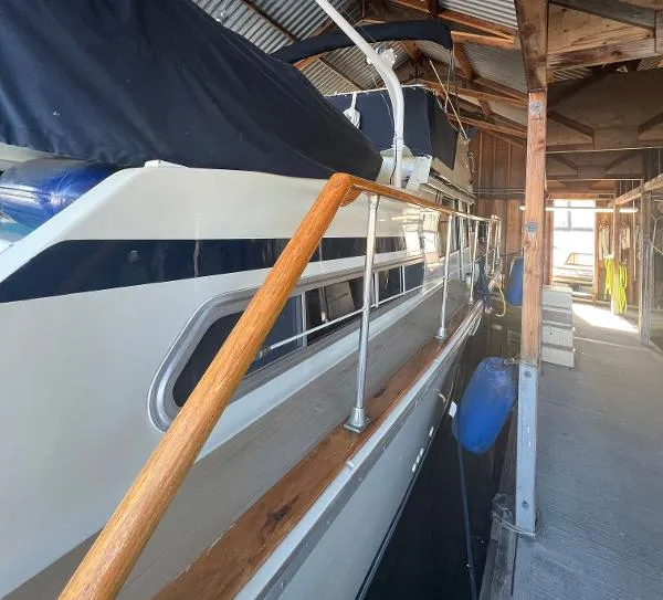 Slide: The Image of Tollycraft 40 Tri-Cabin MY 1977 - 9