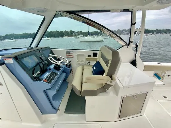 Slide: The Image of Pursuit 325 Dual Console 2019 - 9