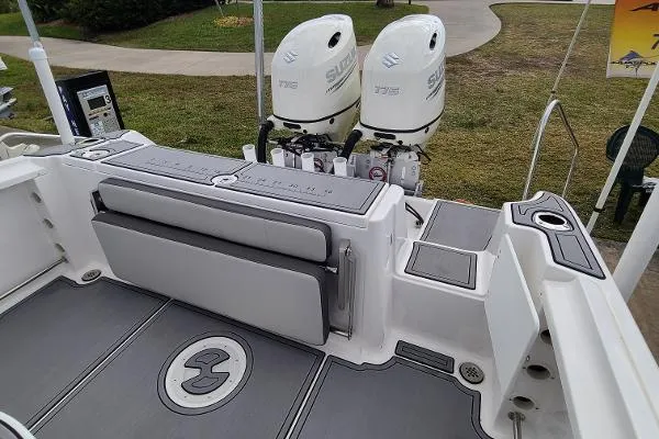 Slide: The Image of Aquasport 2500 Center Console 2021 - 10