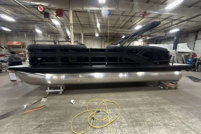 Slide: The Image of 2026 Bennington 23 SSBSF pontoon boat in a warehouse setting. - 7