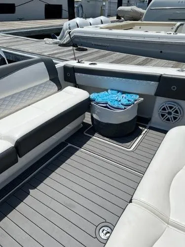 Slide: The Image of Fountain 43 NX 2020 - 6