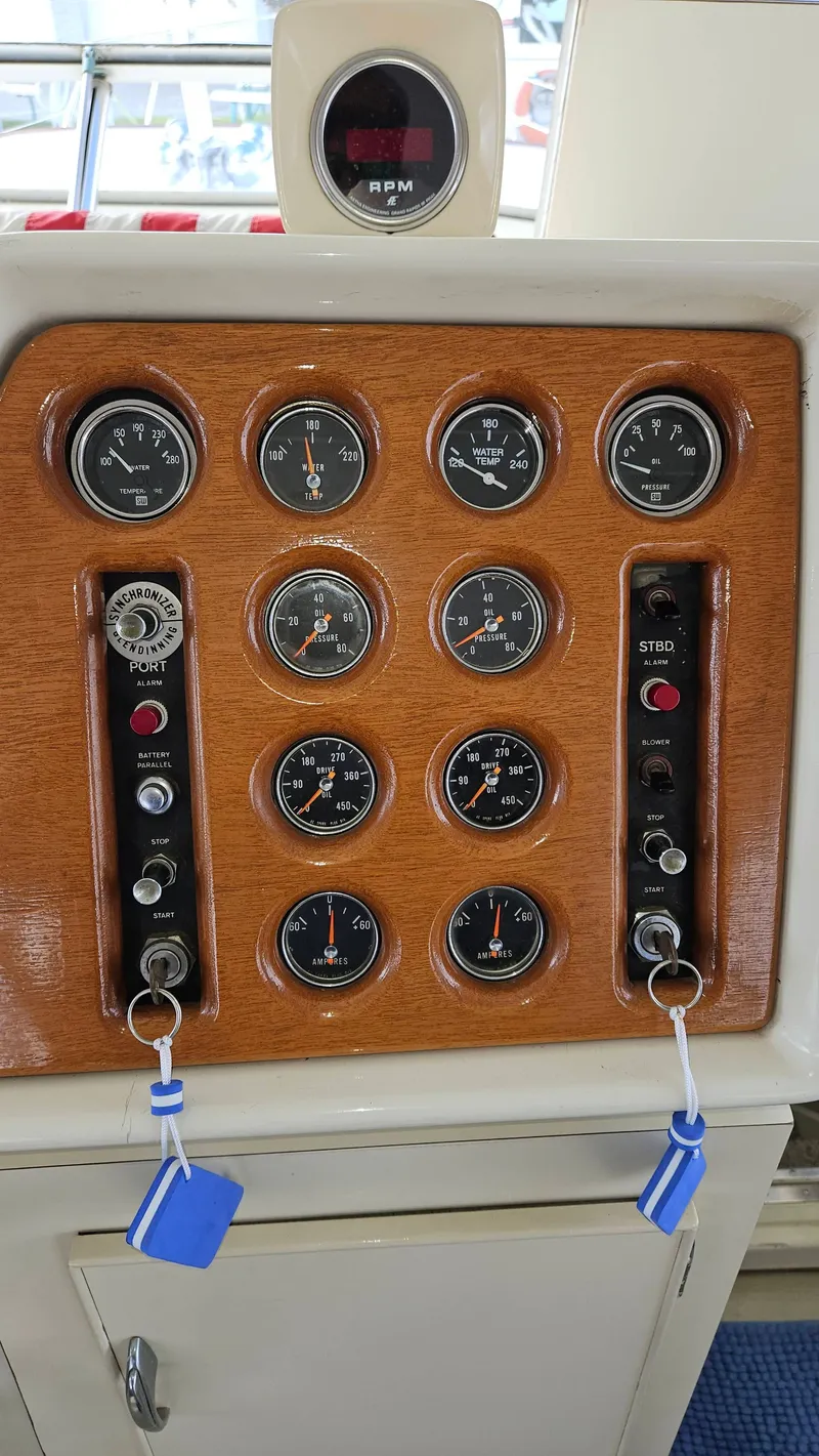 Slide: The Image of Chris-Craft 47 Commander 1971 - 69