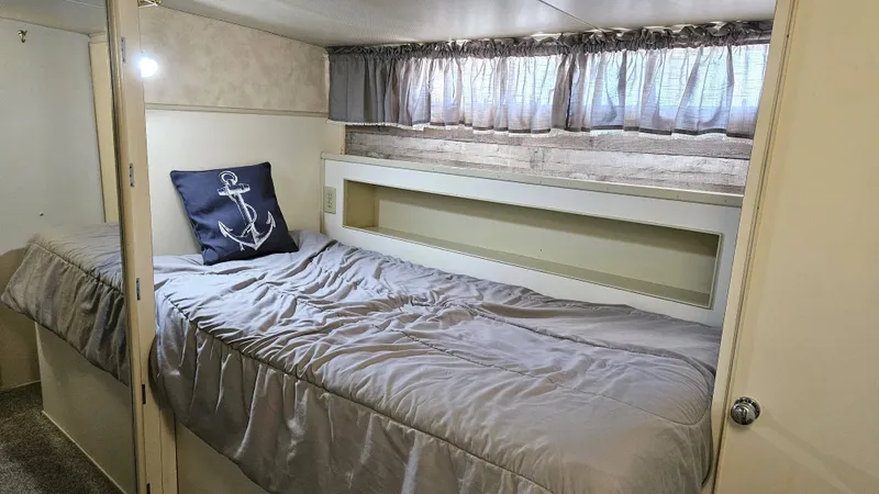 Slide: The Image of Chris-Craft 47 Commander 1971 - 36
