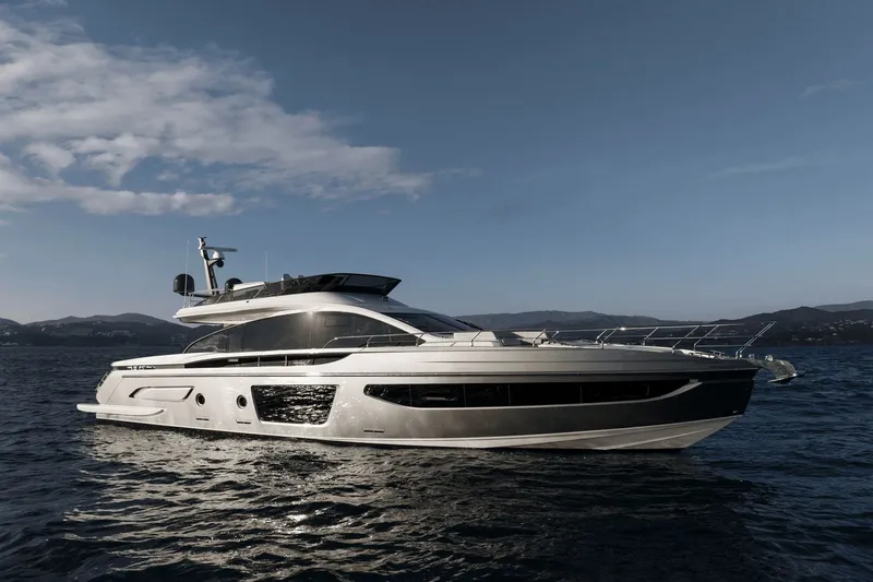 Slide: The Image of Azimut S7 2024 - 3
