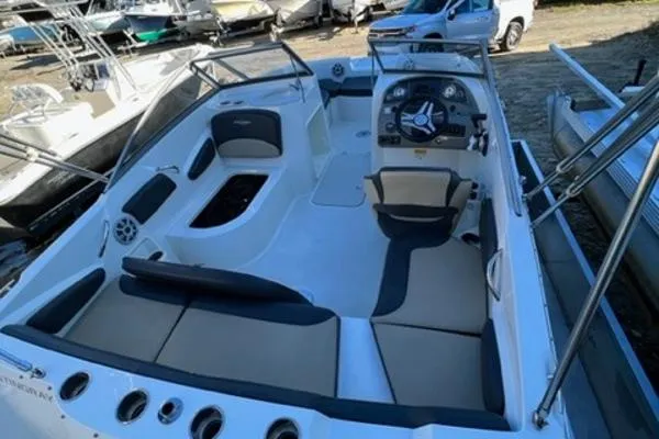 Slide: The Image of Stingray 214 LR 2018 - 8