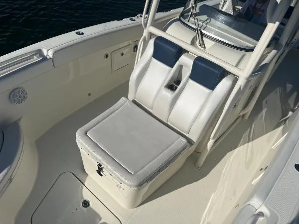 Slide: The Image of Hydra-Sports 3000 Center Console 2016 - 6