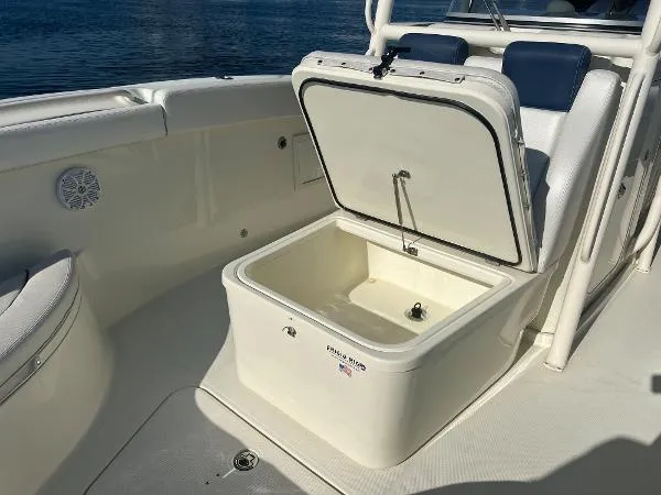 Slide: The Image of Hydra-Sports 3000 Center Console 2016 - 8