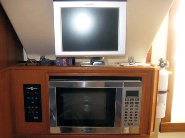 Slide: The Image of Albemarle 310 Sport Fisherman 2005 - 5