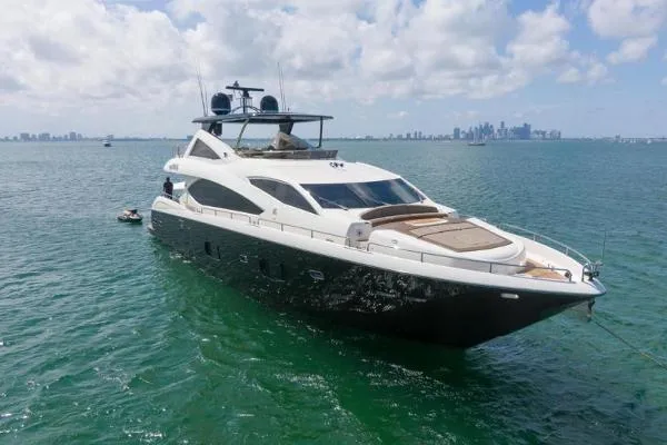 Slide: The Image of Sunseeker 88 MY 2014 - 1