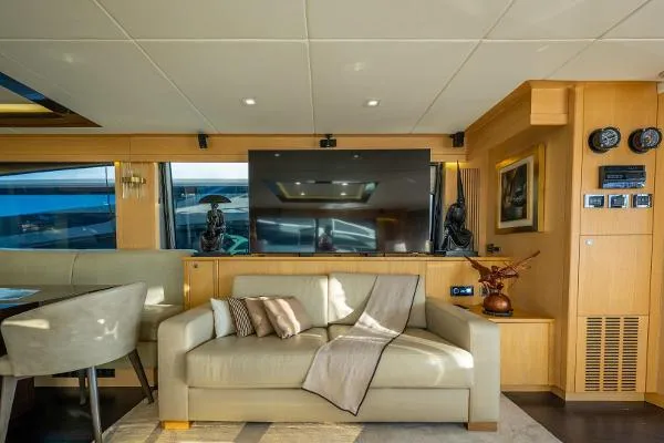 Slide: The Image of Sunseeker 88 MY 2014 - 10