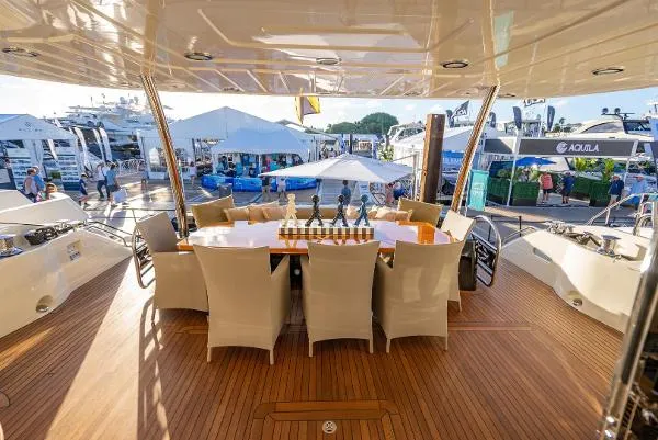 Slide: The Image of Sunseeker 88 MY 2014 - 7