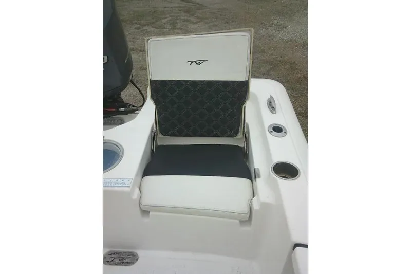 Slide: The Image of 2021 Tidewater 2110 Bay Max boat seat with cup holders and stylish design. - 28