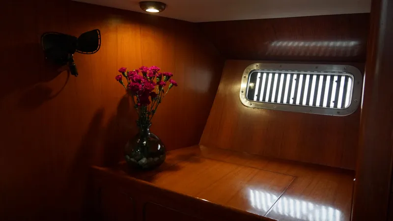 Slide: The Image of Hylas Center Cockpit 46 1997 - 10