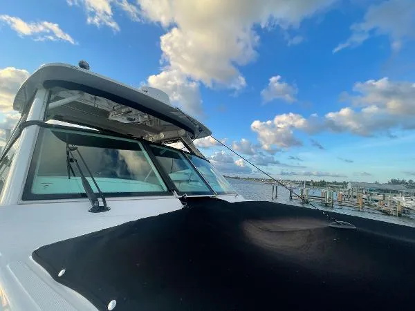 Slide: The Image of Boston Whaler 280 Vantage 2021 - 2