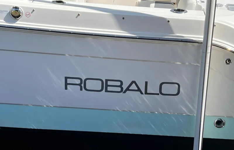 Slide: The Image of Robalo R247 2018 - 3