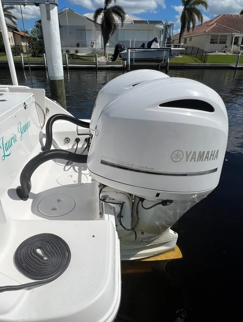 Slide: The Image of Robalo R247 2018 - 5