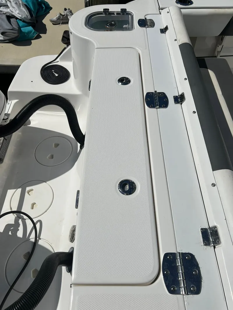Slide: The Image of Robalo R247 2018 - 7