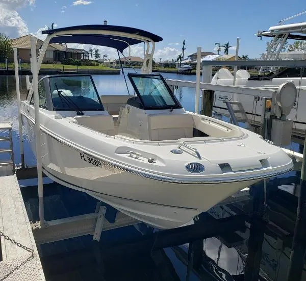 Slide: The Image of Boston Whaler 230 Vantage 2018 - 7